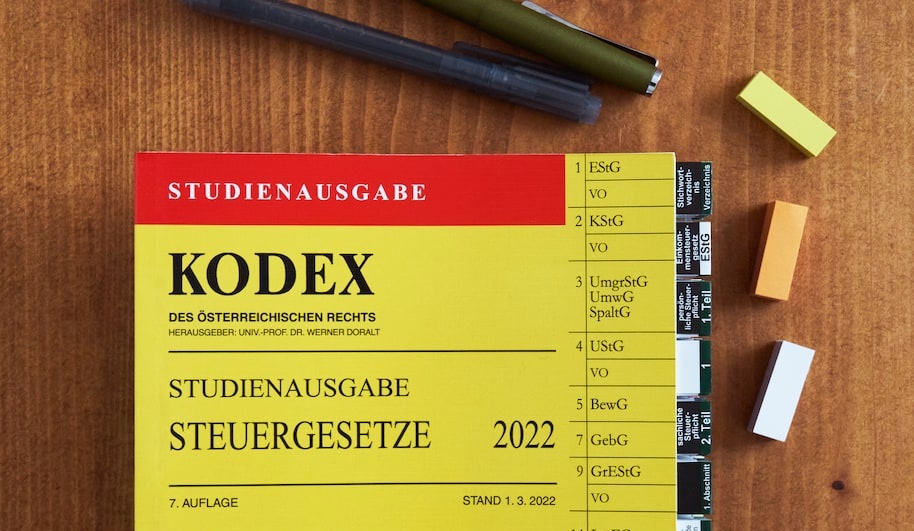 Der KODEX Steuergesetze vom Linde Verlag, beklebt mit Griffregistern.